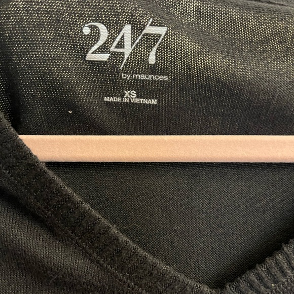 Maurices 24/7 Black V-Neck long Sleeve Light Sweater Xsmall - Picture 2 of 6